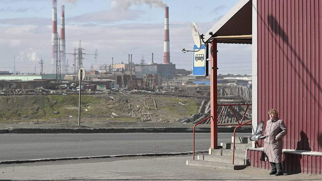 Норильск. Женщина на автобусной остановке