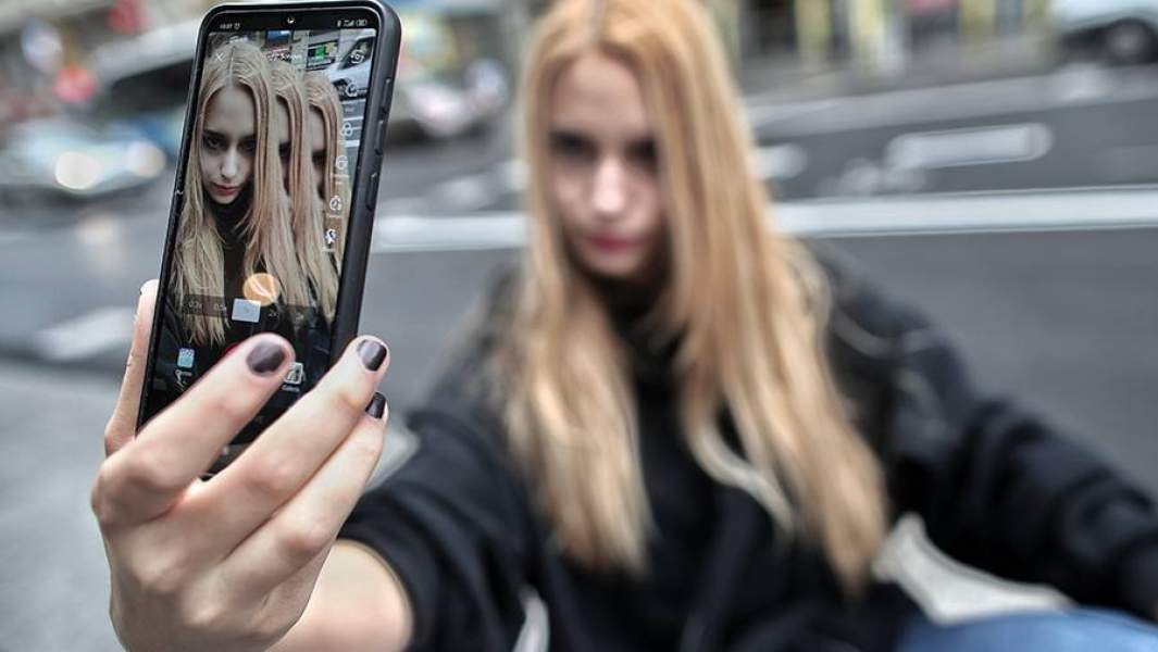 Девушка использует приложение TikTok