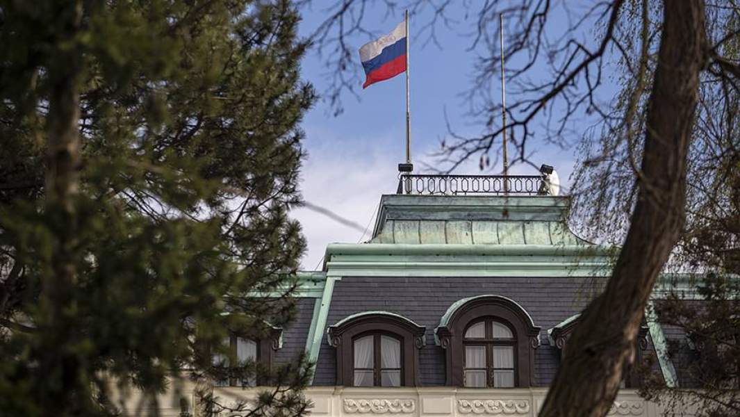 Российский флаг на здании Посольства РФ в Праге