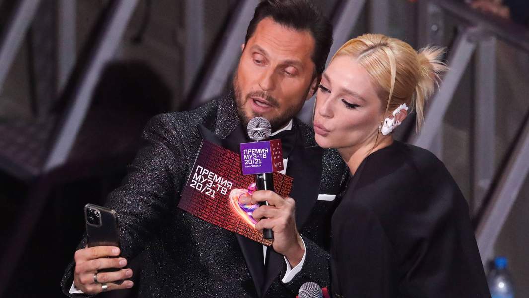 Ведущие Александр Ревва и Анастасия Ивлеева во время церемонии вручения ежегодной национальной телевизионной премии в области популярной музыки «МУЗ-ТВ 20/21.Начало Света» 