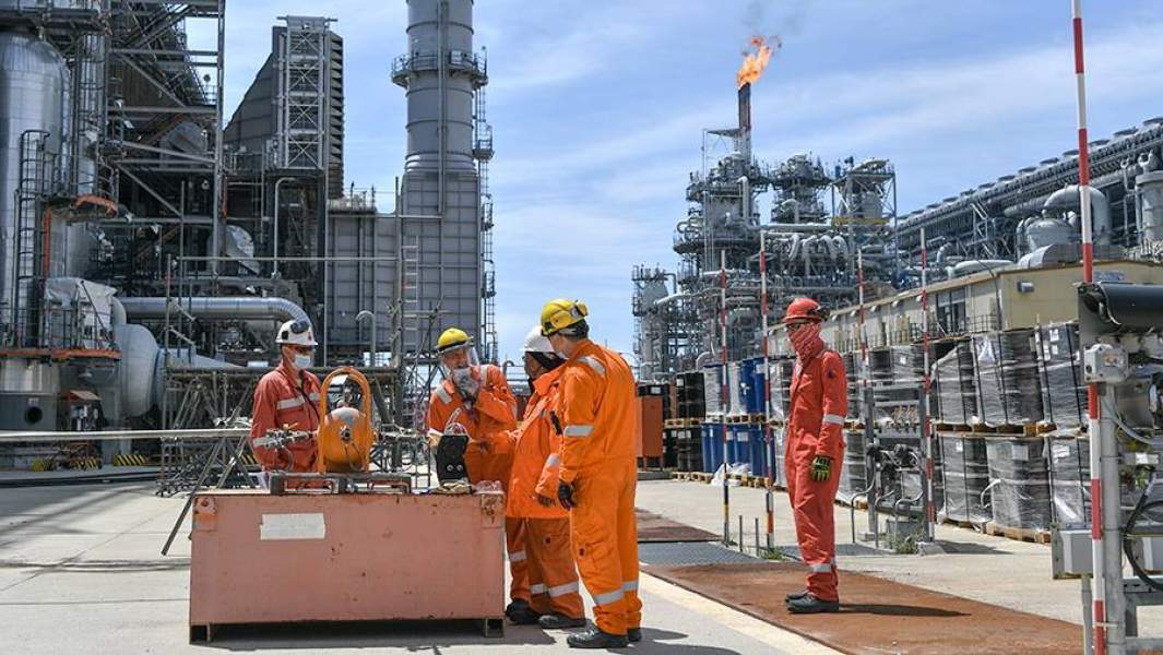Сотрудники производственного комплекса на территории объединенного берегового технологического комплекса (ОБТК) нефтегазовой компании