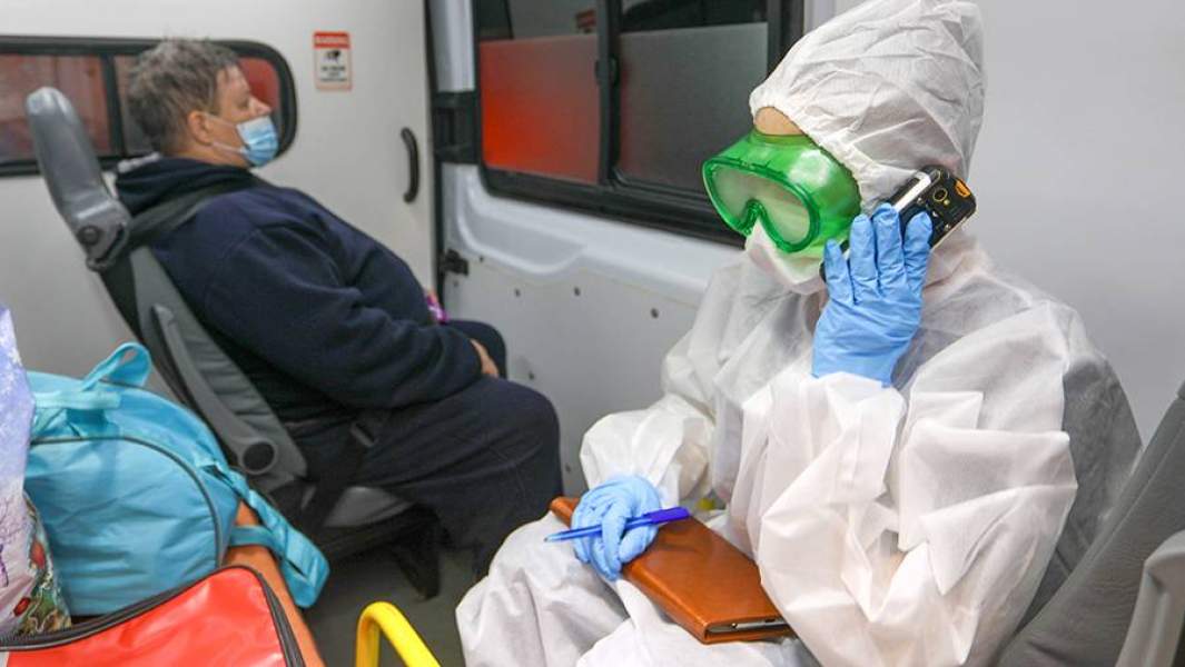 Фельдшер скорой помощи оказывает помощь пациенту во время вызова