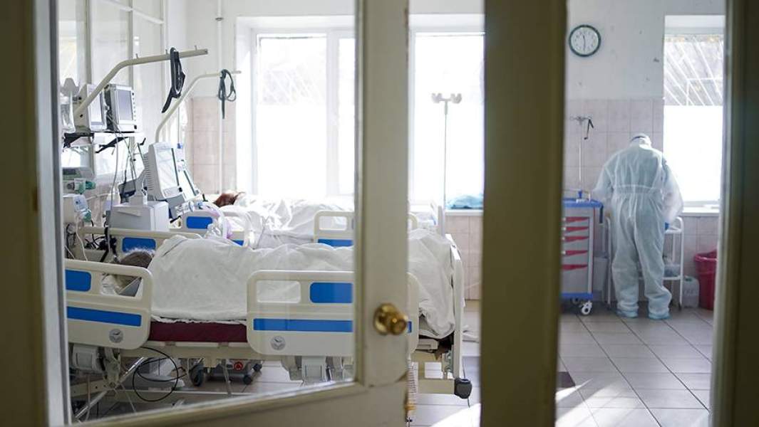 Медицинский сотрудник и пациент в палате «красной зоны»