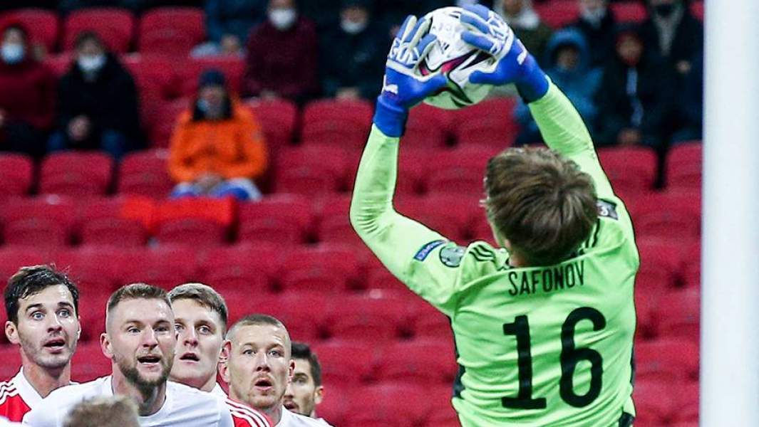 Матвей Сафонов в матче чемпионата мира-2022 по футболу между сборными командами России и Словакии