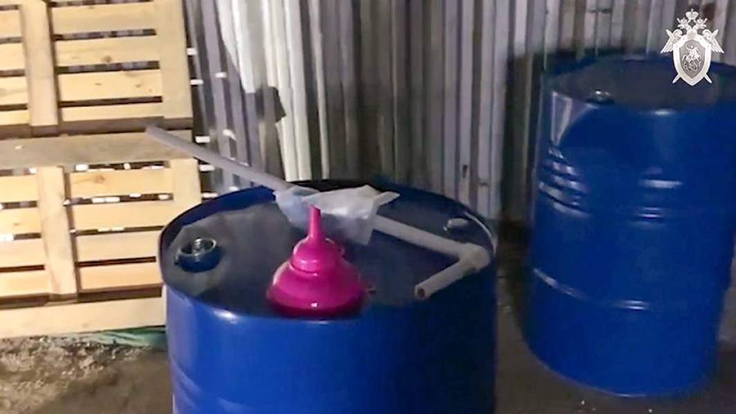 На территории торгово-закупочной базы, где ранее был выявлен основной склад хранения, дополнительно обнаружена спиртосодержащая жидкость в 11 металлических бочках объемом в 200 литров