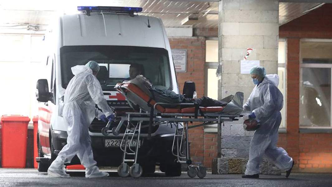 Медицинские сотрудники с пациентом на территории Городской Покровской больницы, куда госпитализируют пациентов с подозрением на коронавирус COVID-19