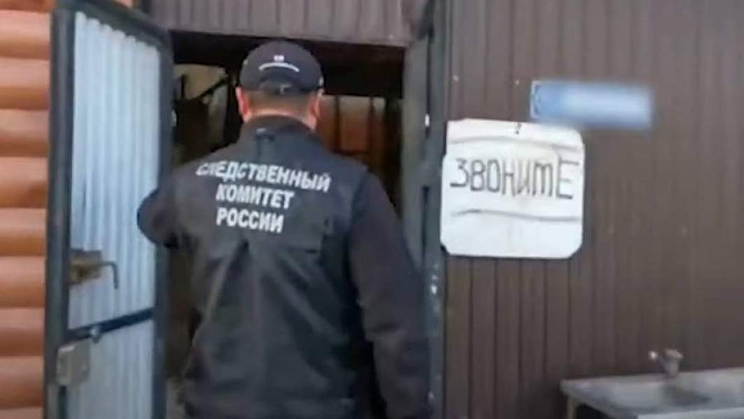 Сотрудник следственного комитета РФ во время обнаружения склада и пункта производства контрафактного алкоголя