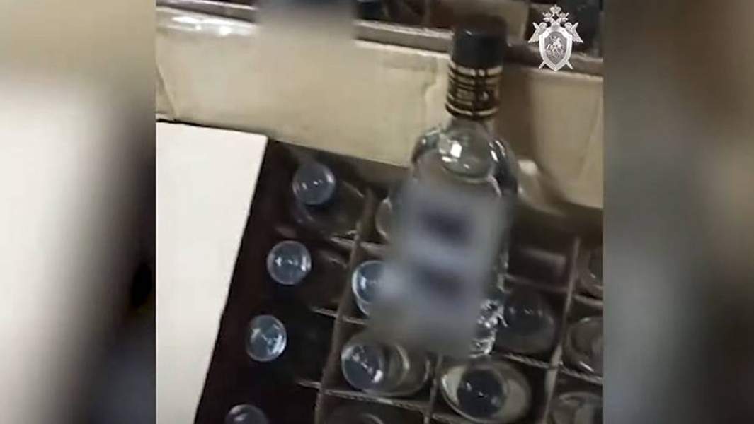 Бутылки со спиртосодержащей жидкостью, изъятые следователями во время обнаружения склада и пункта производства контрафактного алкоголя