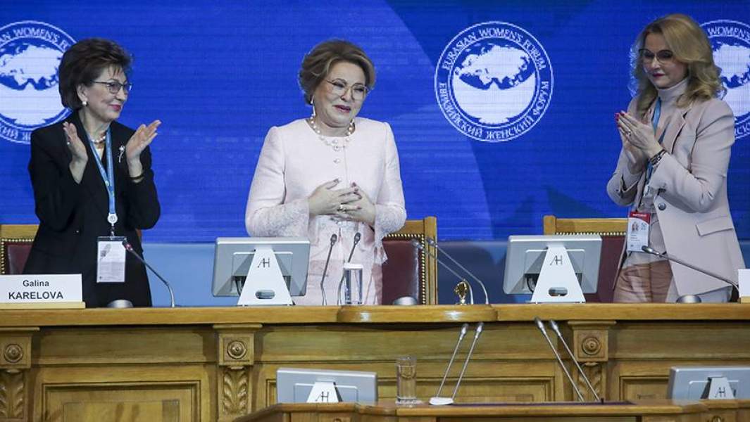 Вице-спикер Совета Федерации РФ Галина Карелова, спикер Совета Федерации РФ Валентина Матвиенко и вице-премьер РФ Татьяна Голикова на III Евразийском женском форуме в Таврическом дворце