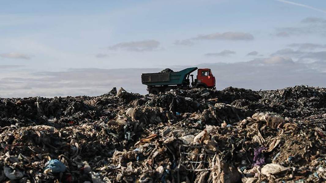 Самосвал на полигоне