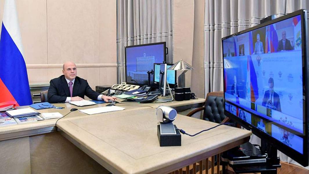 Михаил Мишустин во время заседания правительства РФ в режиме видеоконференции