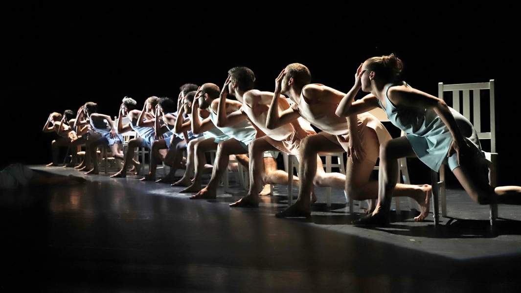 Сцена из балета «ПРИХОТЬ / WHIM» в исполнении Introdans (хореограф Александр Экман)