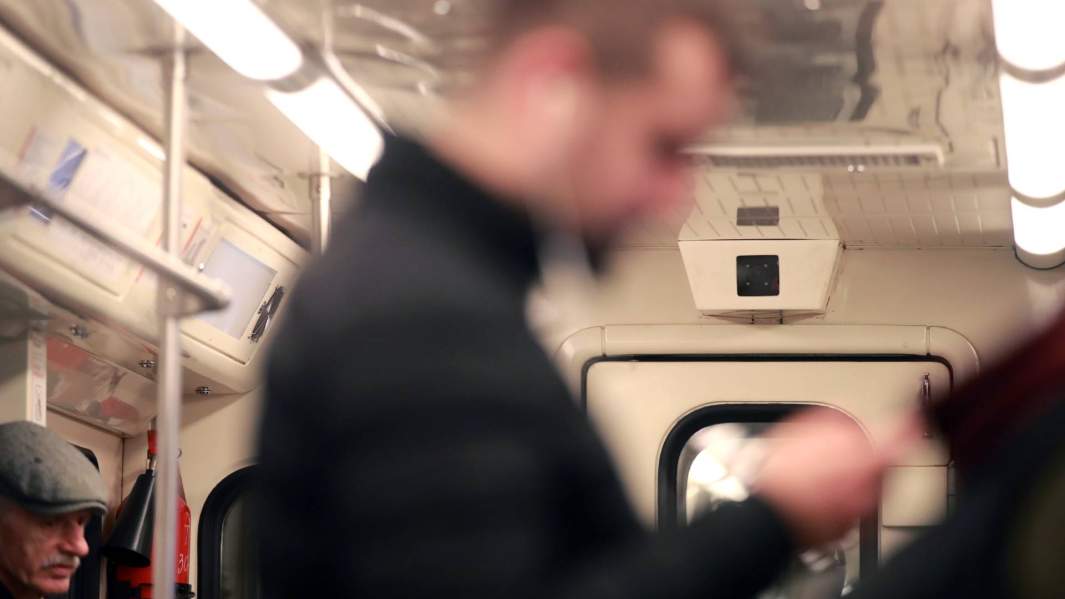 Камера видеонаблюдения в вагоне метро