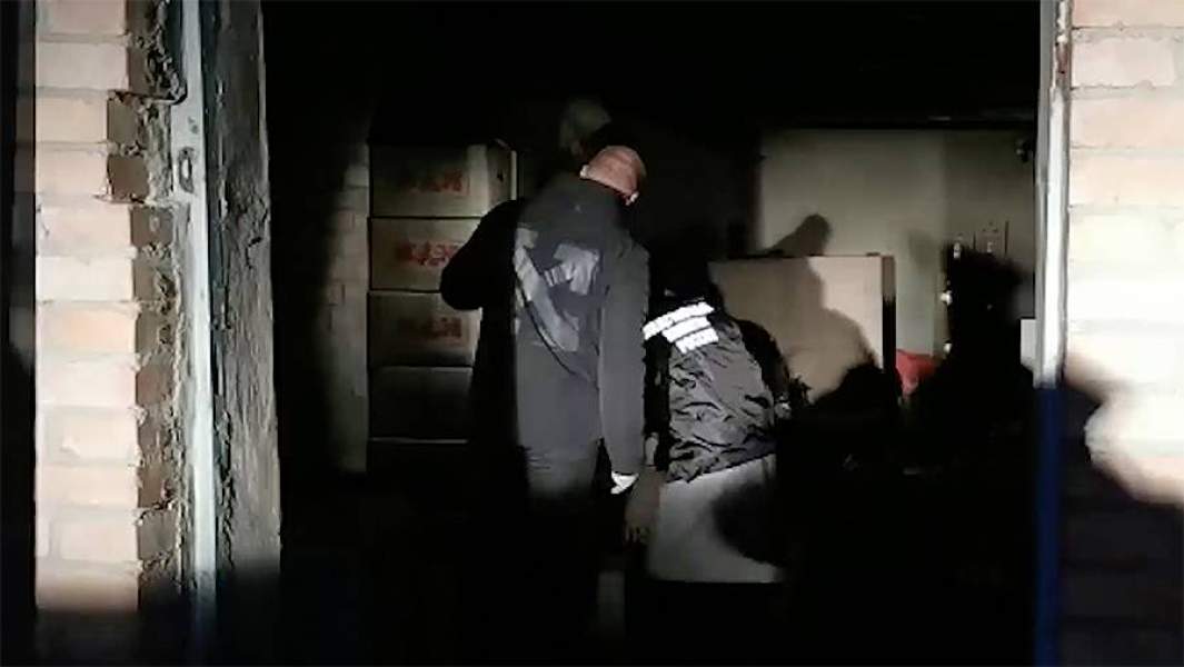 Следователи осматривают склад с нелегальным алкоголем 