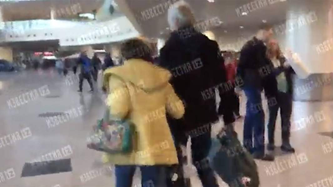 Родители Марины Раковой, прибывшие в один из столичных аэропортов 