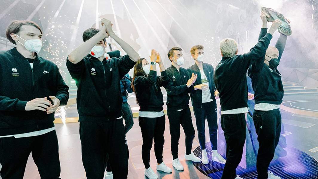 Коллектив Team Spirit празднует победу