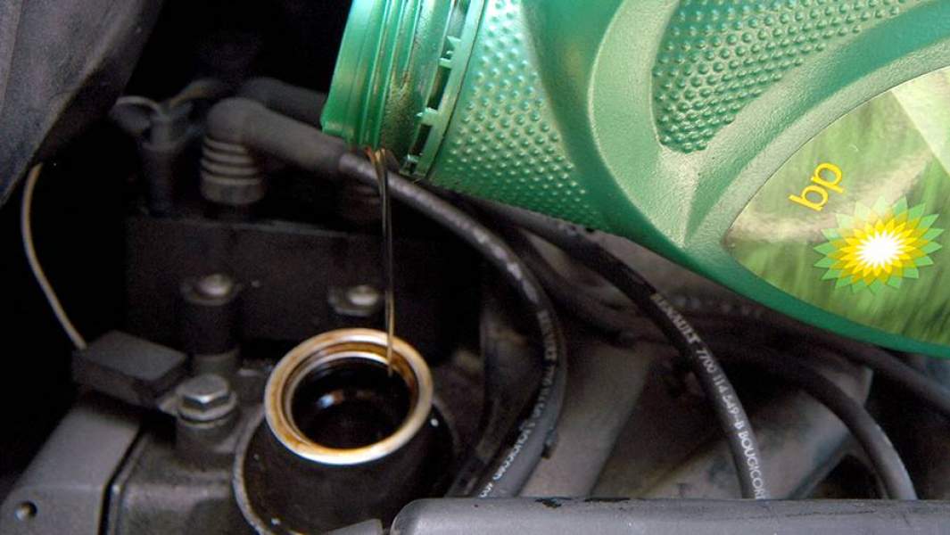Заливка масла в двигатель автомобиля