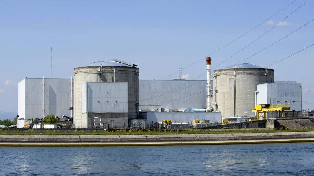 Французская атомная электростанция Фессенхайм на берегу Рейна