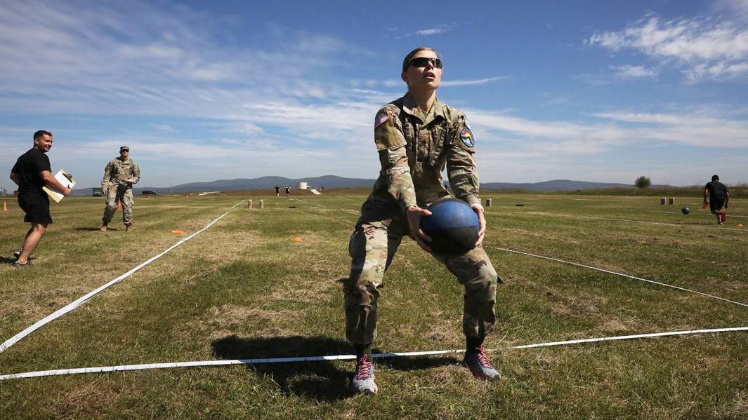 Американские военные на тренировке на базе Кэмп-Бондстил в Косово