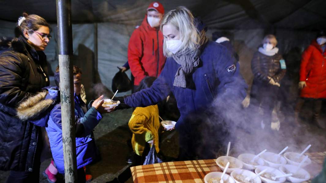 Мигранты получают еду в транспортно-логистическом центре у белорусско-польской границы в Гродненской области, Беларусь