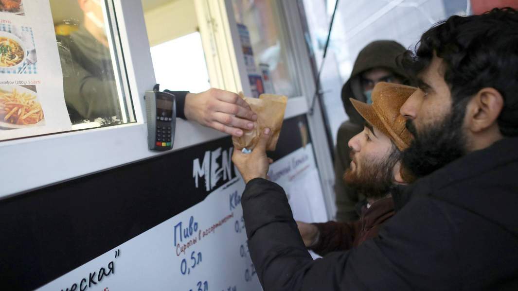 Беженцы с Ближнего Востока в центре временного содержания мигрантов, оборудованном в логистическом центре в пропуска «Брузги», на белорусско-польской границе