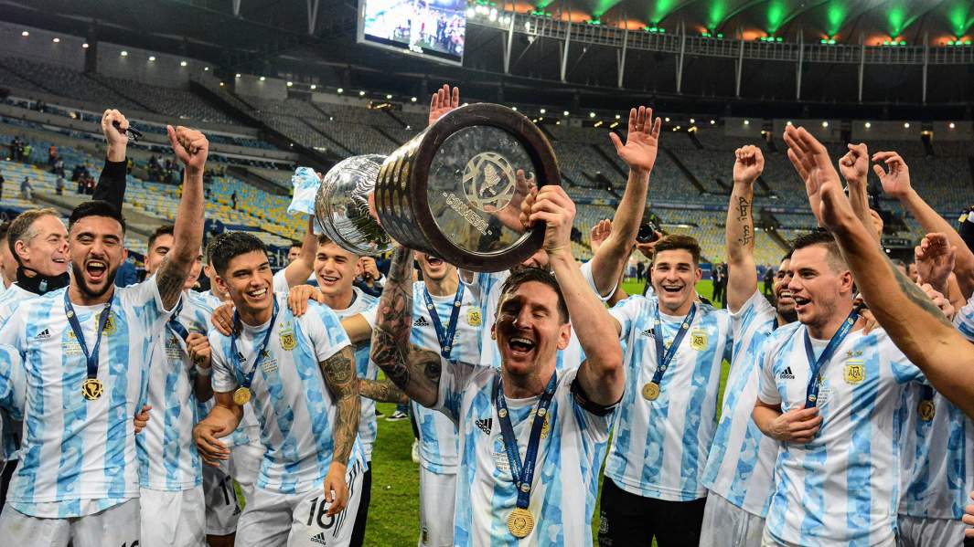 Капитан сборной Аргентины по футболу Лионель Месси с кубком Копы Америка