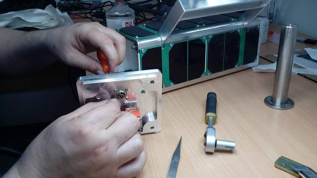 Сборка спутника