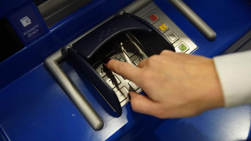 Счет угодно: впервые в РФ безнал в 1,5 раза превысит снятие наличных