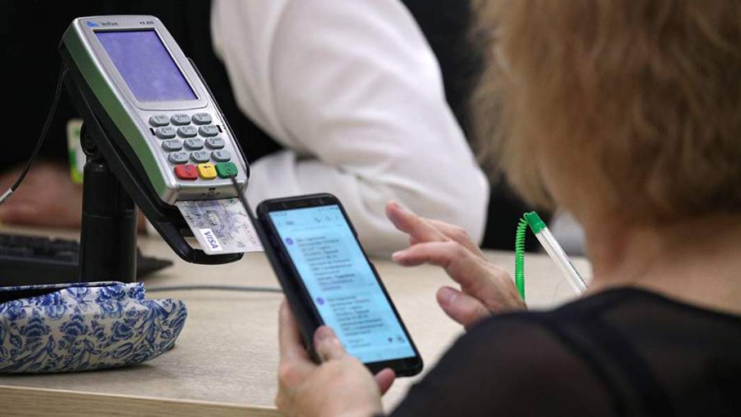 Женщина в отделении банка