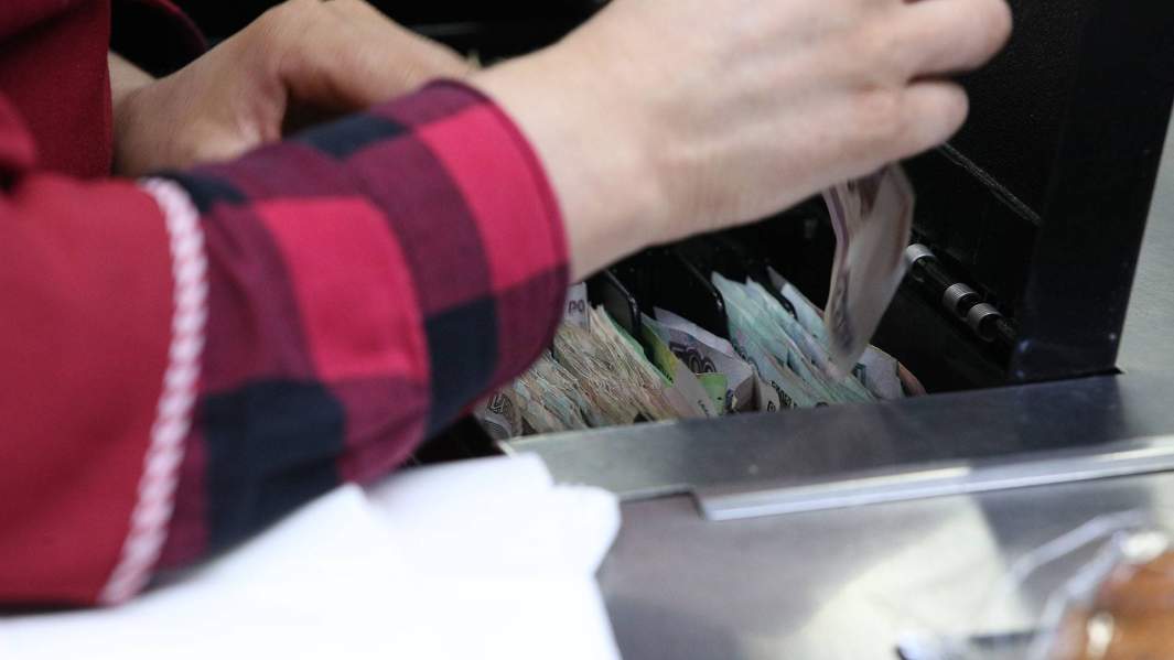 Счет угодно: впервые в РФ безнал в 1,5 раза превысит снятие наличных