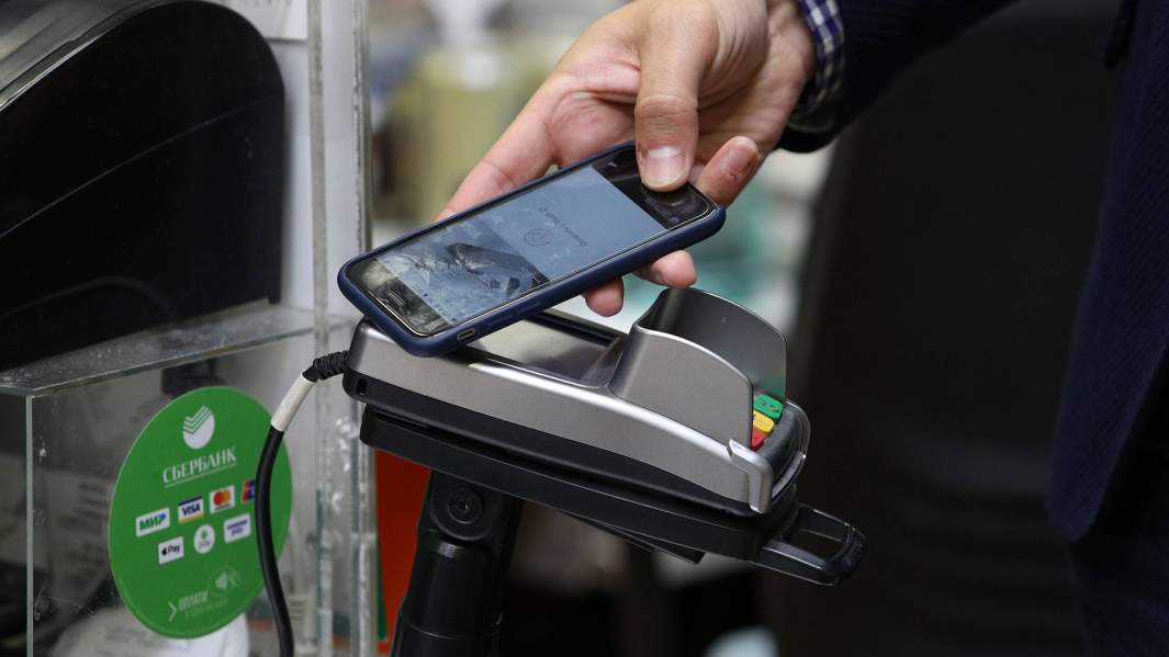 Счет угодно: впервые в РФ безнал в 1,5 раза превысит снятие наличных