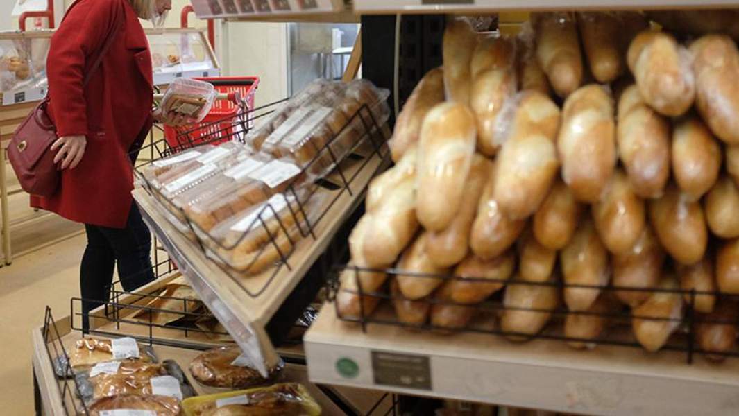 Хлеб на полке магазина