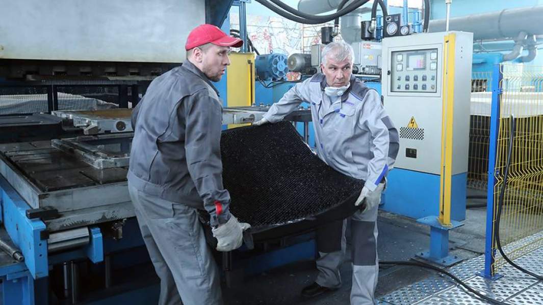 Рабочие отгружают готовую продукцию