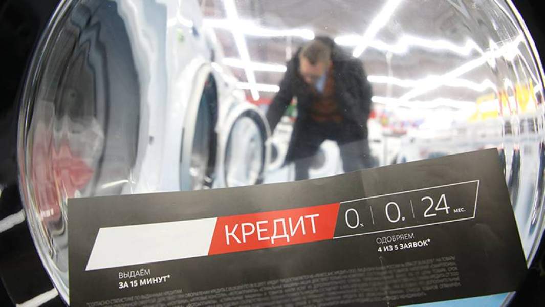 Покупатель осматривает бытовую технику в магазине