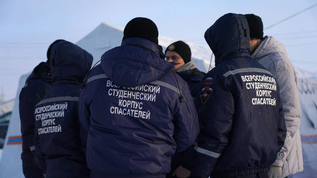 Спасатели у шахты «Листвяжная»