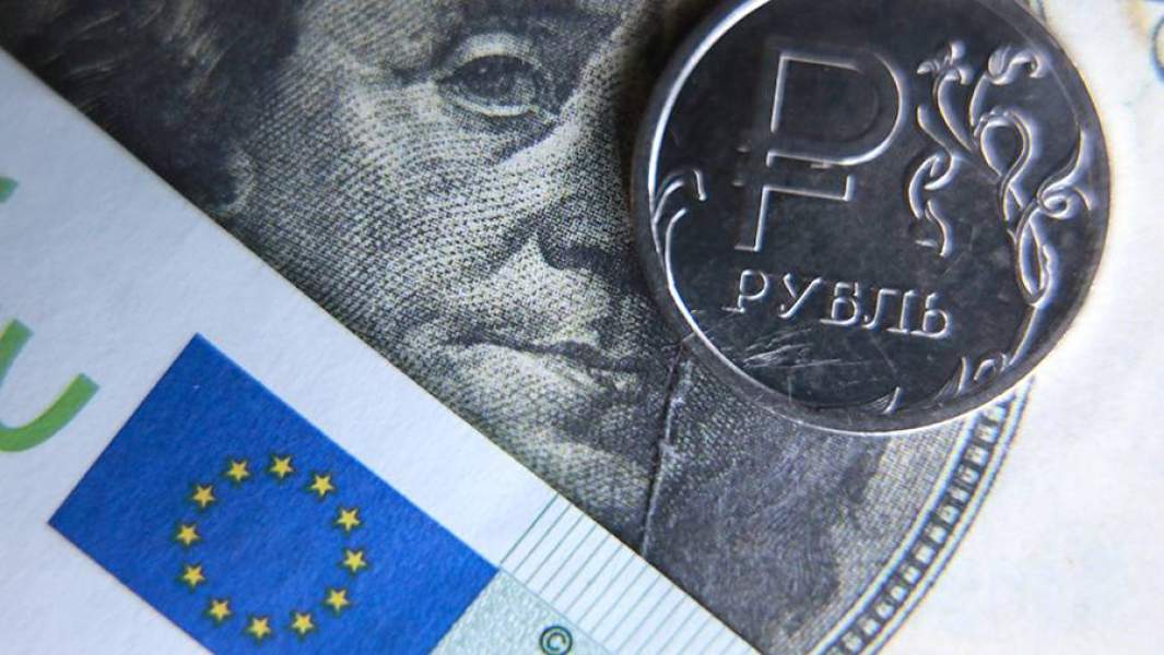 Монета рубль, купюры доллар и евро