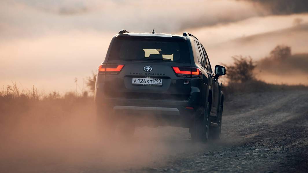 Заявленный расход в городе — 11,3 л на 100 км, на трассы — 7,6 л и 8,9 л в смешанном режиме. Топливный бак у GR Sport меньшего объема: 90 против 110 литров