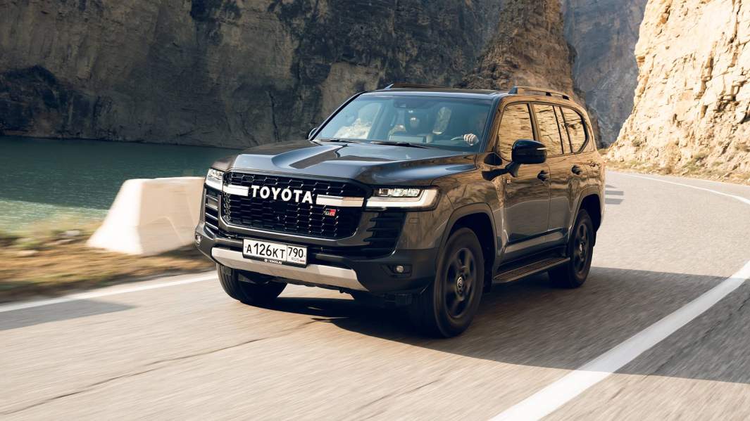 С новый дизелем (299 л.с. и 700 Нм) Land Cruiser 300 разгоняется с места до 100 км/ч за 6,9 с. Максимальная скорость — 210 км/ч