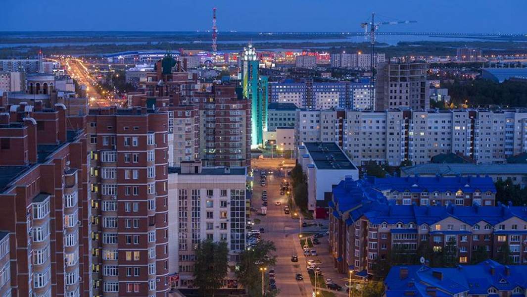 Жилой квартал Сургута в вечерней подсветке