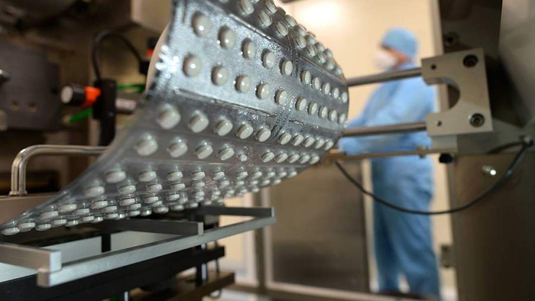 Упаковка таблеток на блистерной машине на фармацевтическом предприятии