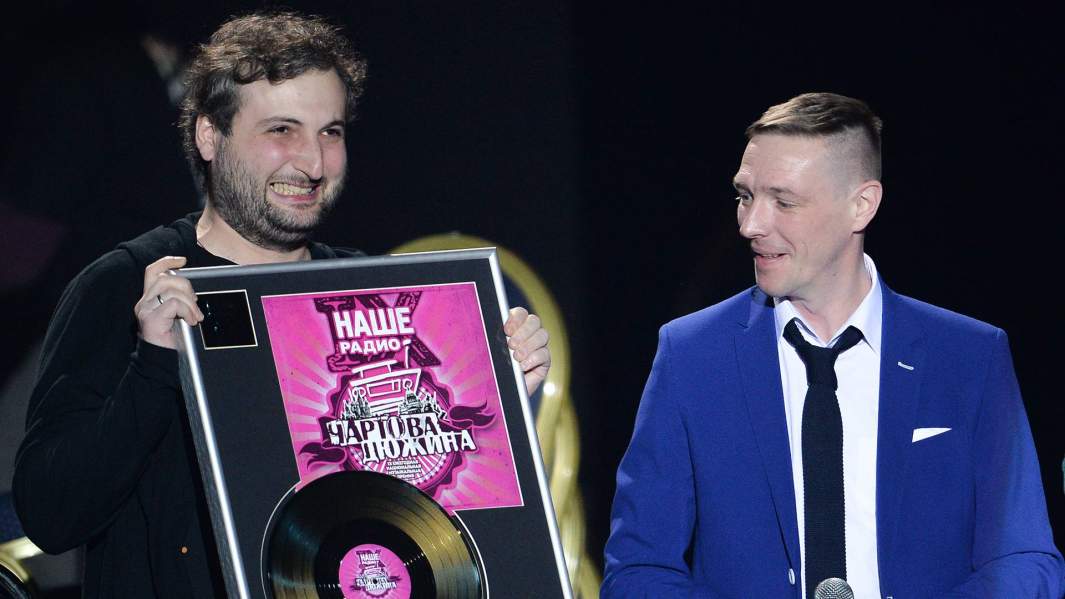 Музыкант группы MGZAVREBI Гиги Дедаламазишвили (слева) на вручении музыкальной премии «Чартова дюжина»