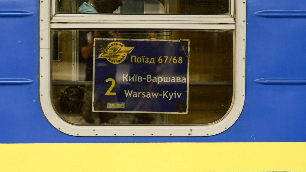 Поезд Киев - Варшава на железнодорожном вокзале польской столицы