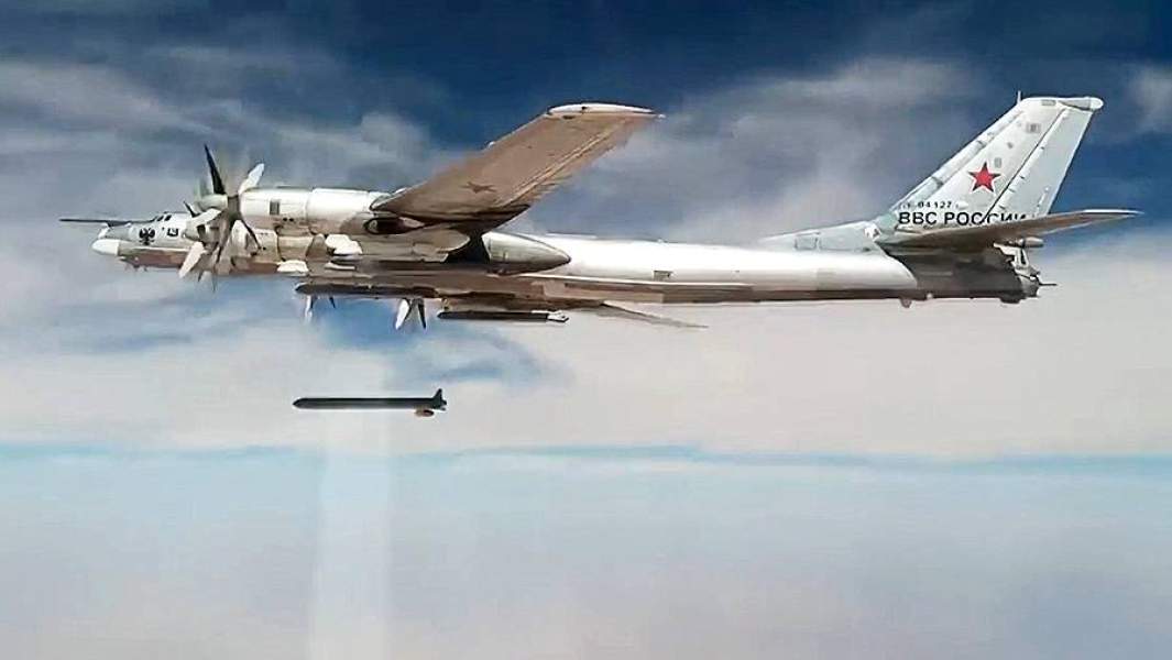 Стратегический бомбардировщик-ракетоносец Ту-95МС наносит удары крылатыми ракетами Х-101