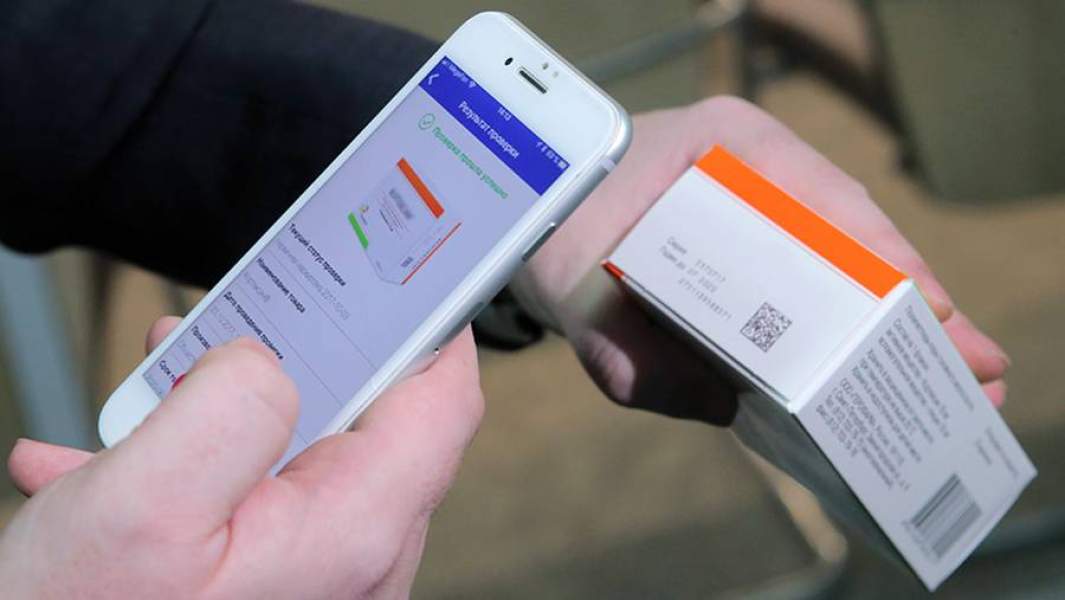 Демонстрация считывания QR кода с помощью смартфона с упаковки лекарственного средства