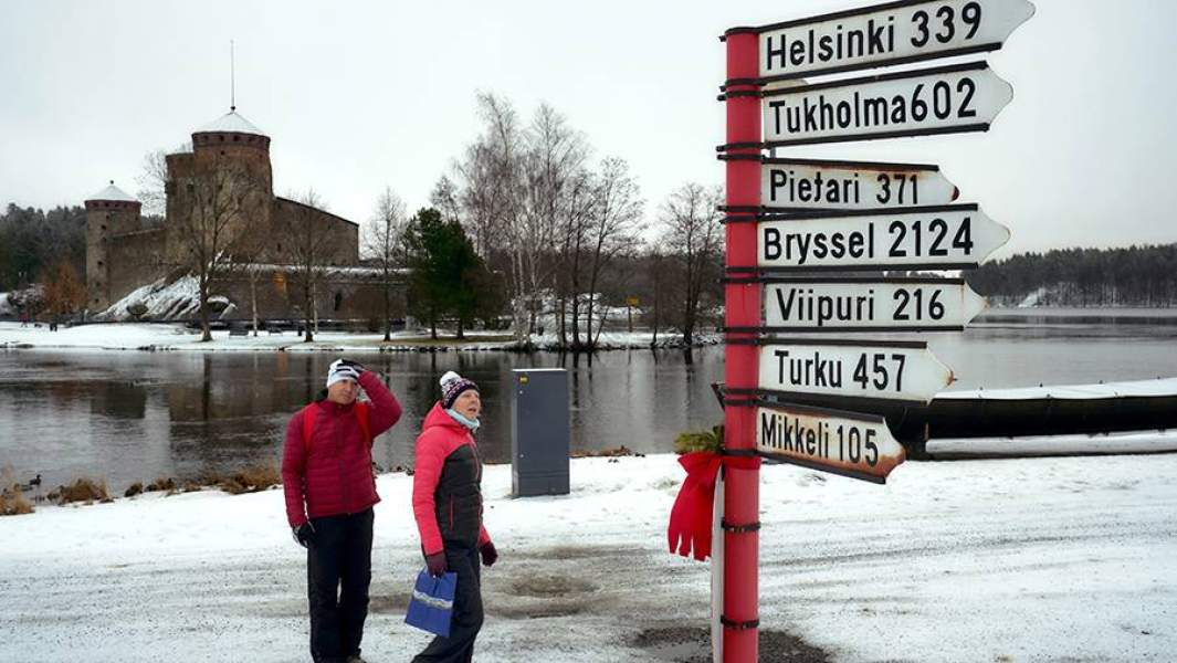 Туристы неподалеку от шведского замка Олавенлинна в городе Савонлинна