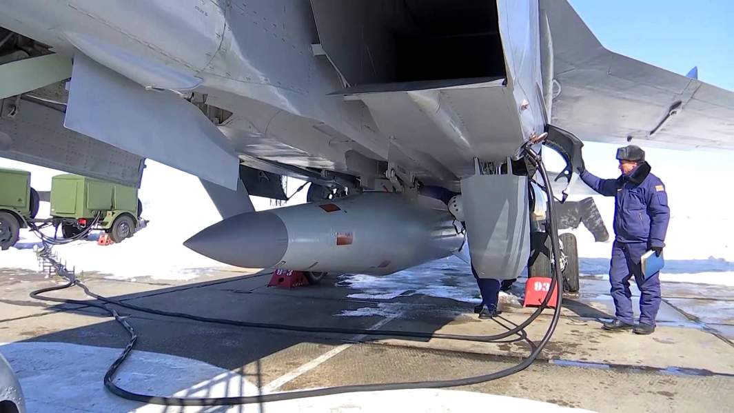 Многоцелевые истребители МиГ-31 с гиперзвуковыми ракетами «Кинжал»