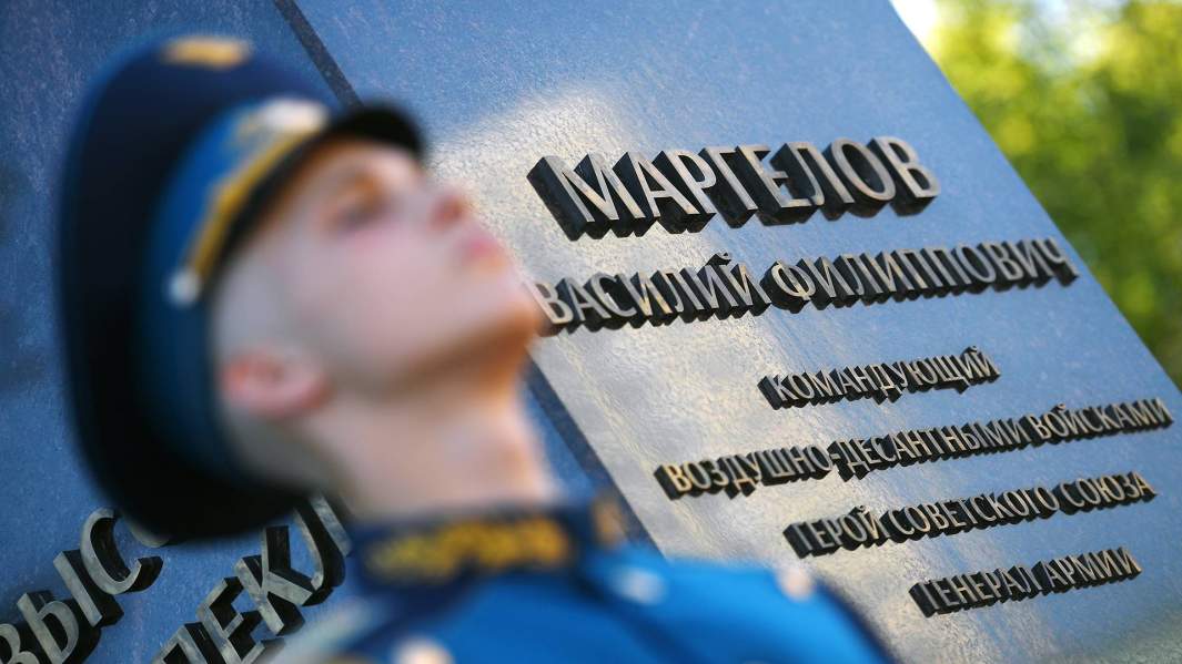 Военнослужащий почетного караула на торжественной церемонии открытия памятника основателю современных Воздушно-деса