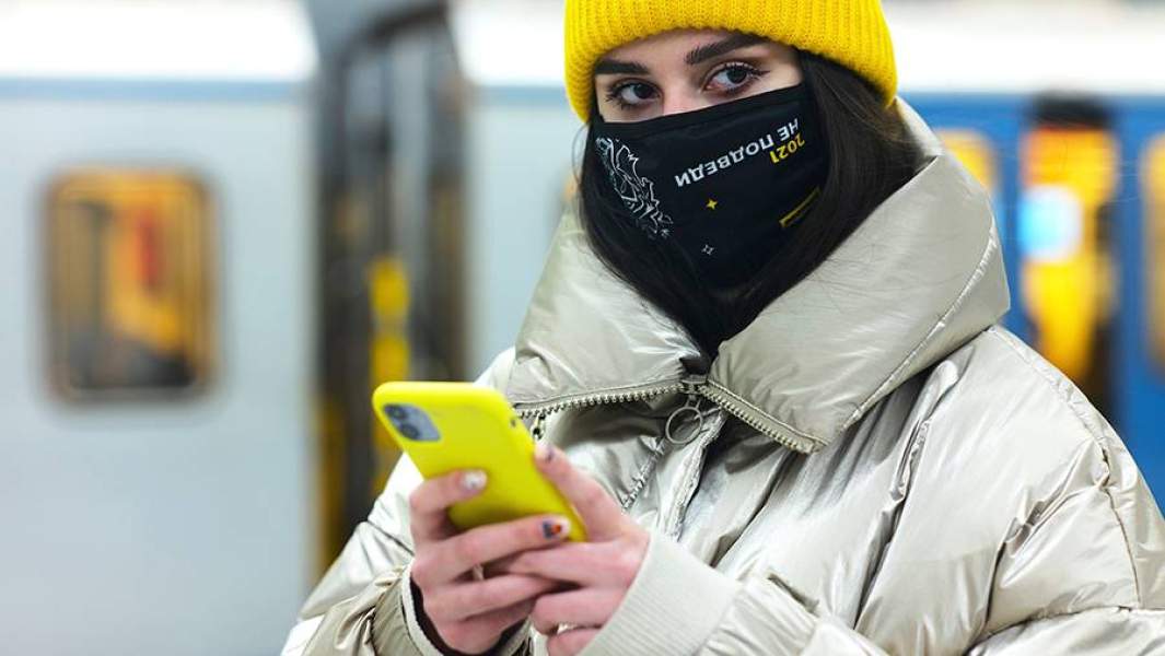 Девушка на станции Московского метрополитена