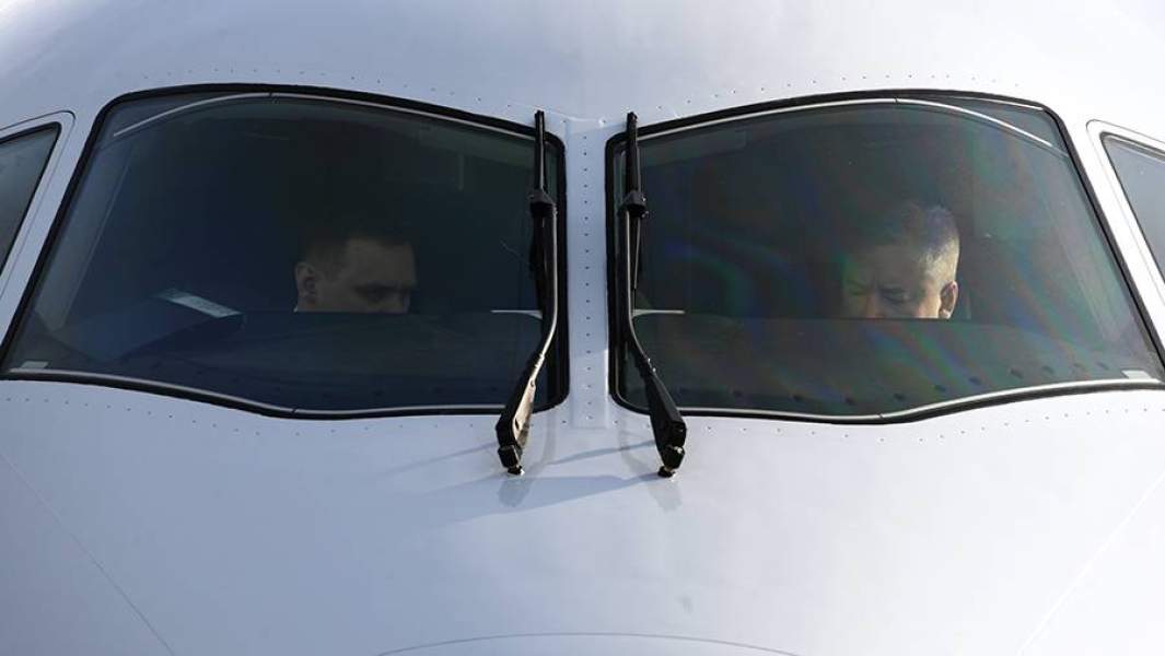 Лайнер Sukhoi Superjet 100 в аэропорту Шереметьево