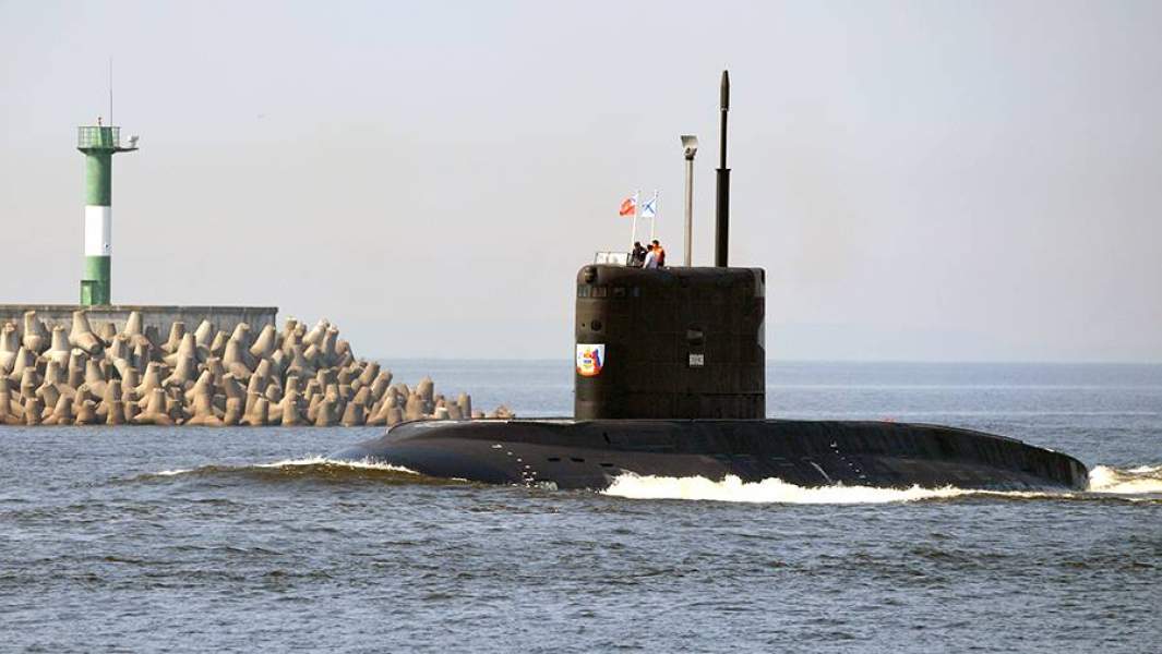 Дизель-электрическая подводная лодка «Волхов» проекта 636.3 во время подготовки к параду, посвященному Дню Военно-морского флота РФ, в Кронштадте